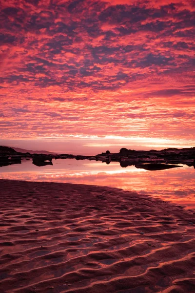 Sunrise Återspeglar Pool Med Vatten Australiensisk Strand Tillsammans Med Den — Stockfoto