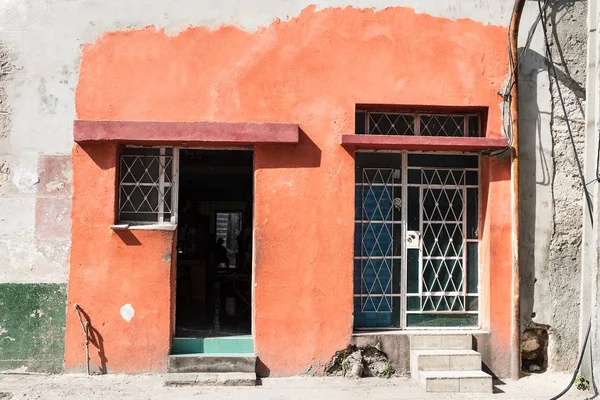 Кубинський Будинок Намагаючись Виглядати Свіжо Шар Фарби Наступний Двері Отримало Ліцензійні Стокові Зображення