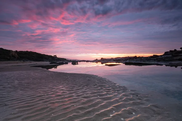 Nascer Sol Refletindo Uma Piscina Água Uma Praia Australiana Lado — Fotografia de Stock