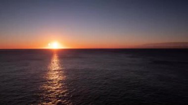 Zaman atlamalı: Açık bir günde büyük okyanus Sunrise