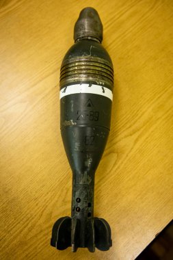 Tehlikeli Nesneler. Askeri malzemeler. Mayınlar, bombalar, roketler. - Savaş silahları. Tehlike. El bombaları. El bombası fırlatıcısı. Bubi tuzakları ve yüksek patlayıcı mermiler..