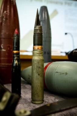 Tehlikeli Nesneler. Askeri malzemeler. Mayınlar, bombalar, roketler. - Savaş silahları. Tehlike. El bombaları. El bombası fırlatıcısı. Bubi tuzakları ve yüksek patlayıcı mermiler..