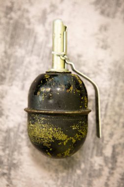 Tehlikeli Nesneler. Askeri malzemeler. Mayınlar, bombalar, roketler. - Savaş silahları. Tehlike. El bombaları. El bombası fırlatıcısı. Bubi tuzakları ve yüksek patlayıcı mermiler..