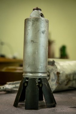 Tehlikeli Nesneler. Askeri malzemeler. Mayınlar, bombalar, roketler. - Savaş silahları. Tehlike. El bombaları. El bombası fırlatıcısı. Bubi tuzakları ve yüksek patlayıcı mermiler..