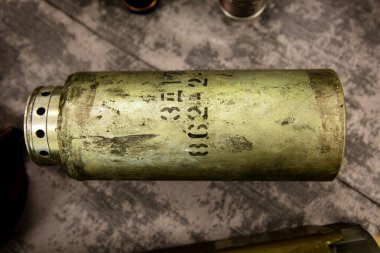 Tehlikeli Nesneler. Askeri malzemeler. Mayınlar, bombalar, roketler. - Savaş silahları. Tehlike. El bombaları. El bombası fırlatıcısı. Bubi tuzakları ve yüksek patlayıcı mermiler..