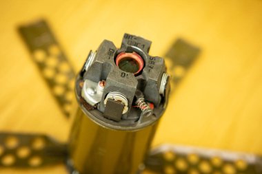 Tehlikeli Nesneler. Askeri malzemeler. Mayınlar, bombalar, roketler. - Savaş silahları. Tehlike. El bombaları. El bombası fırlatıcısı. Bubi tuzakları ve yüksek patlayıcı mermiler..