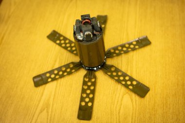 Tehlikeli Nesneler. Askeri malzemeler. Mayınlar, bombalar, roketler. - Savaş silahları. Tehlike. El bombaları. El bombası fırlatıcısı. Bubi tuzakları ve yüksek patlayıcı mermiler..