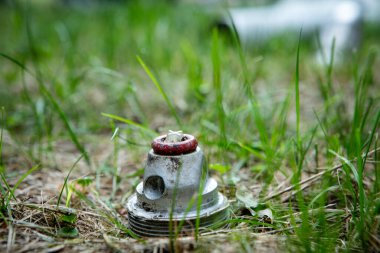 Tehlikeli Nesneler. Askeri malzemeler. Mayınlar, bombalar, roketler. - Savaş silahları. Tehlike. El bombaları. El bombası fırlatıcısı. Bubi tuzakları ve yüksek patlayıcı mermiler..