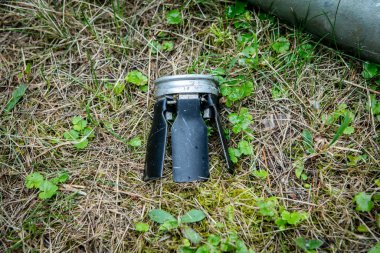 Tehlikeli Nesneler. Askeri malzemeler. Mayınlar, bombalar, roketler. - Savaş silahları. Tehlike. El bombaları. El bombası fırlatıcısı. Bubi tuzakları ve yüksek patlayıcı mermiler..
