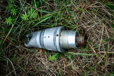 Tehlikeli Nesneler. Askeri malzemeler. Mayınlar, bombalar, roketler. - Savaş silahları. Tehlike. El bombaları. El bombası fırlatıcısı. Bubi tuzakları ve yüksek patlayıcı mermiler..