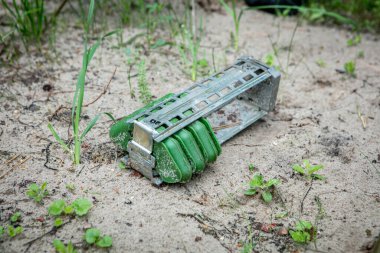 Tehlikeli Nesneler. Askeri malzemeler. Mayınlar, bombalar, roketler. - Savaş silahları. Tehlike. El bombaları. El bombası fırlatıcısı. Bubi tuzakları ve yüksek patlayıcı mermiler..