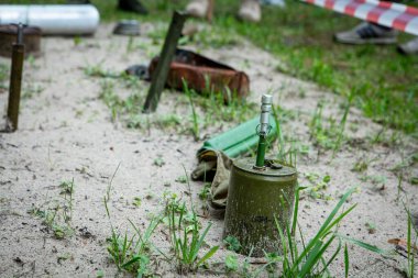 Tehlikeli Nesneler. Askeri malzemeler. Mayınlar, bombalar, roketler. - Savaş silahları. Tehlike. El bombaları. El bombası fırlatıcısı. Bubi tuzakları ve yüksek patlayıcı mermiler..