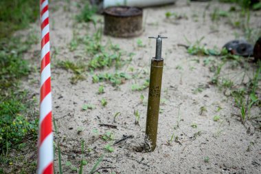 Tehlikeli Nesneler. Askeri malzemeler. Mayınlar, bombalar, roketler. - Savaş silahları. Tehlike. El bombaları. El bombası fırlatıcısı. Bubi tuzakları ve yüksek patlayıcı mermiler..