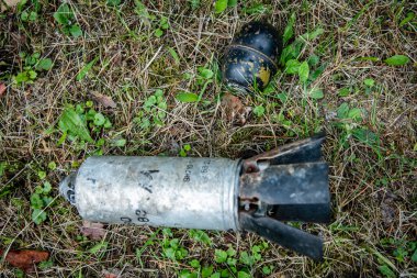 Tehlikeli Nesneler. Askeri malzemeler. Mayınlar, bombalar, roketler. - Savaş silahları. Tehlike. El bombaları. El bombası fırlatıcısı. Bubi tuzakları ve yüksek patlayıcı mermiler..