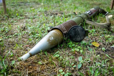 Tehlikeli Nesneler. Askeri malzemeler. Mayınlar, bombalar, roketler. - Savaş silahları. Tehlike. El bombaları. El bombası fırlatıcısı. Bubi tuzakları ve yüksek patlayıcı mermiler..
