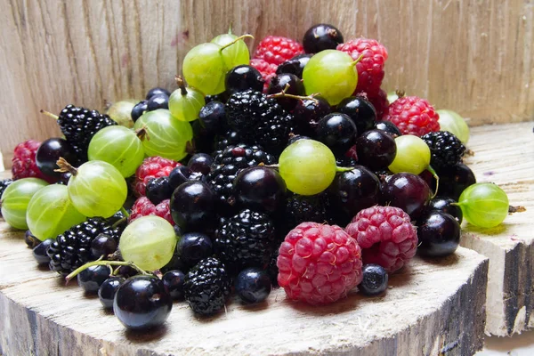覆盆子 葡萄干 黑莓桑混合浆果浆果在木质背景下 — 图库照片