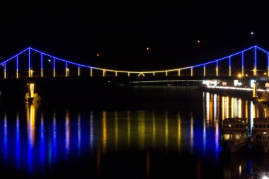 Bir köprü Nehri çarpıcı. Kiev merkezi Bridge'de. Bright köprü Dinyeper Nehri.