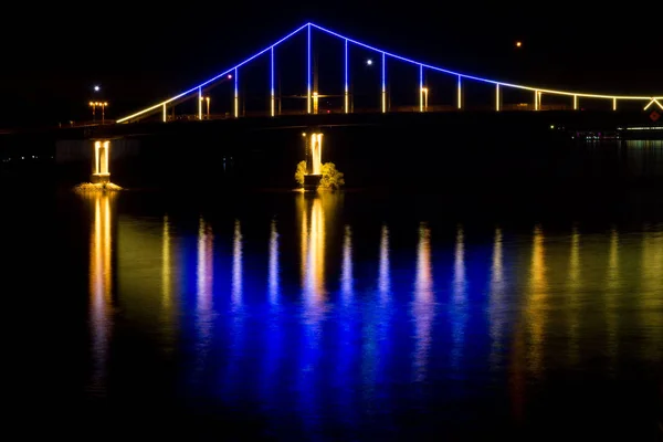 Nighttown Köprü Nehri Parlak Köprüsü Kentin Parlak Sarı Mavi Parlak — Stok fotoğraf