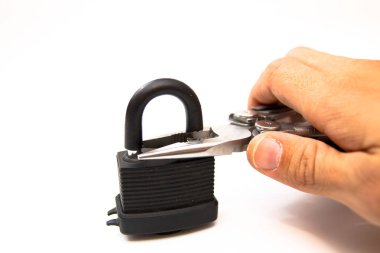 Kilidi kırmaya pense yardımıyla adam.