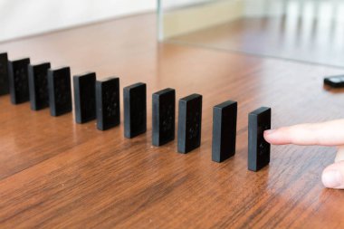 El Domino bastırıyor. Parça domino devirmek.