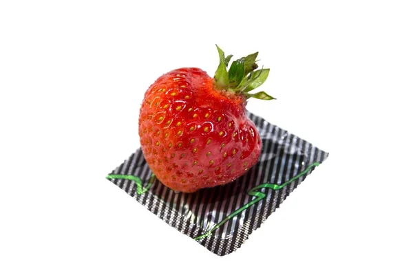 Erdbeeren Auf Kondom Isoliert Auf Weißem Hintergrund — Stockfoto