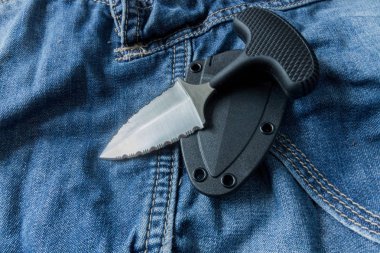 Plastik kasa bıçakla. Arka plan kot. Taktik.