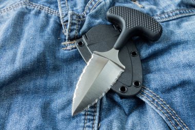 Plastik kasa bıçakla. Arka plan kot. Taktik.