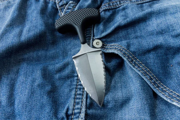 Szyi Nóż Tle Jeanse Bliska Scyzoryk — Zdjęcie stockowe