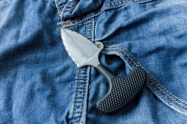 Messer Auf Jeanse Hintergrund Close Taschenmesser — Stockfoto