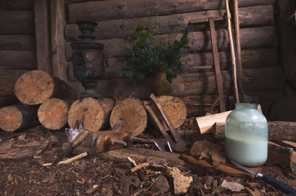 Das Holz im Schuppen schneiden. Brennholz in der Scheune. — Stockfoto