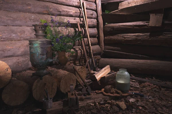 Brennholz in der Scheunenecke. Werkzeuge für Holz. — Stockfoto