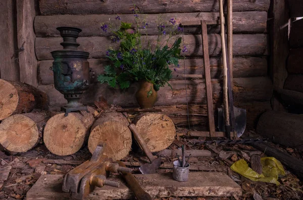 Ainda é vida. Samovar e bouquet. A cabine dos silvicultores . — Fotografia de Stock