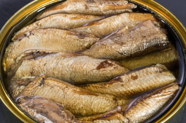 Konserve balık. Bir demir tencerede balık füme. Katlanmış balık.