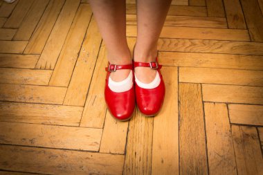 Klasik koreografi temel konumda. Kendi ayakları üzerinde dans ayakkabıları.