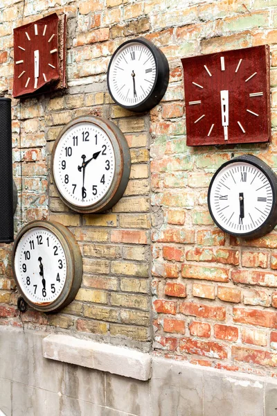 Clock Brick Wall Many Watches Arrows — Stock Photo, Image