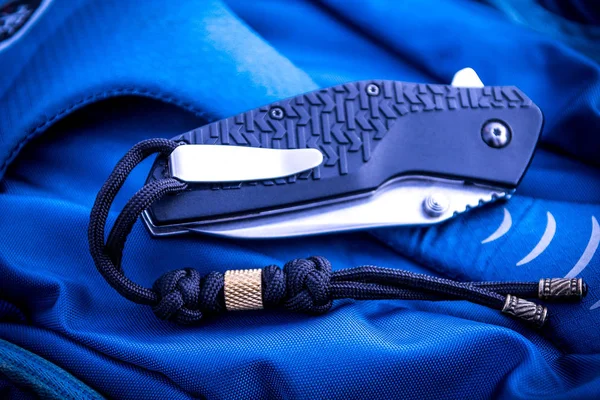 青色の背景にカジュアルな折りたたみナイフ — ストック写真