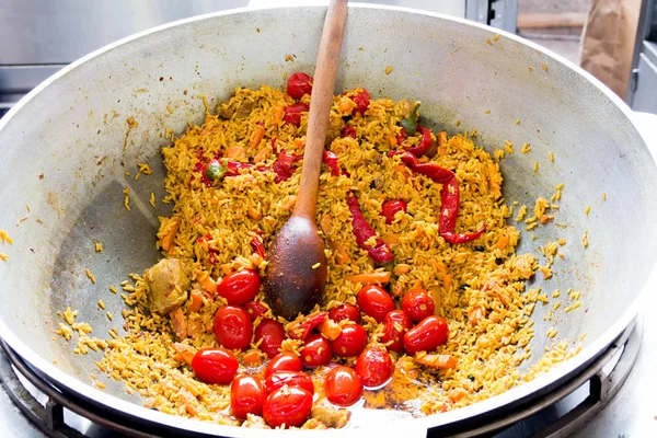 Zubereitung Pilaf Gekochter Reis Mit Roten Tomaten — Stockfoto