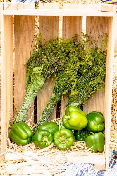 Verduras Verdes Fundo Madeira Feno — Fotografia de Stock