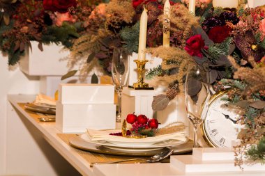 Tablo için romantik bir yemek. Romantik bir akşam yemeği için mumlar