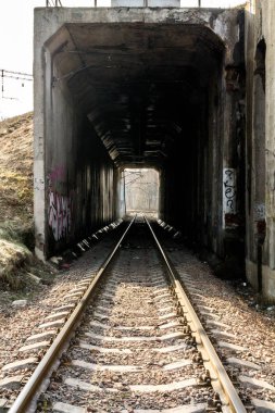 Tünel tren yolu. Dikdörtgen tünel. Yol. Derinlik.