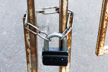 Asma kilit ve zinciri. Geçit kapalı. Kilitli kapıları.