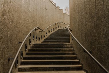 Üst katta. Karanlık merdivenler. Geçiş. Geçiş adımları.