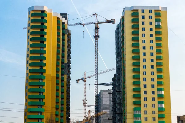 Bouw Kranen Van Gebouwen Het Platform Blauwe Hemel — Stockfoto