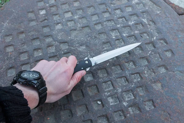 Człowiek Atak Nożem Ulicy — Zdjęcie stockowe