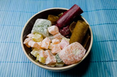 Çeşitli tatlılar plaka üzerinde. Renkli tatlılar. Tatlılar meyve ve çilek.