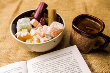 Kahve ve tatlı bir kitap okuma. Kahve ve oryantal tatlılar.