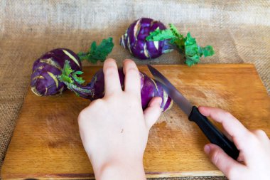 Dilimlenmiş lahana yetiştirilmektedir. Yemek. Gemide dilimlenmiş lahana.