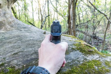 Adam tabanca amacı alır. Adam kol orman.