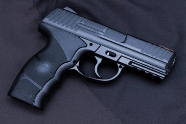 Pitstop siyah arka plan üzerine siyah. Sol görünüm.