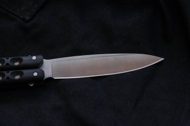 Siyah arka plan üzerinde bıçak bıçak. Siyah kolu ve beyaz bıçak.